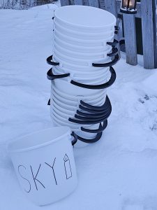 Saukonojan kyläyhdistyksen ämpärit