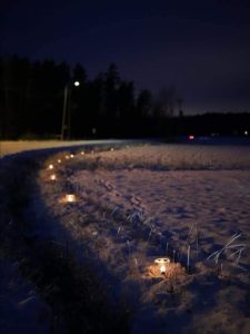 Jäälyhtyjä Saukonojan koululla.